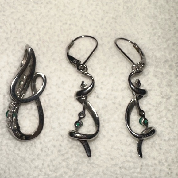 Sterling silver with emeralds and white sapphires pendant and earring set - Picture 2 of 3